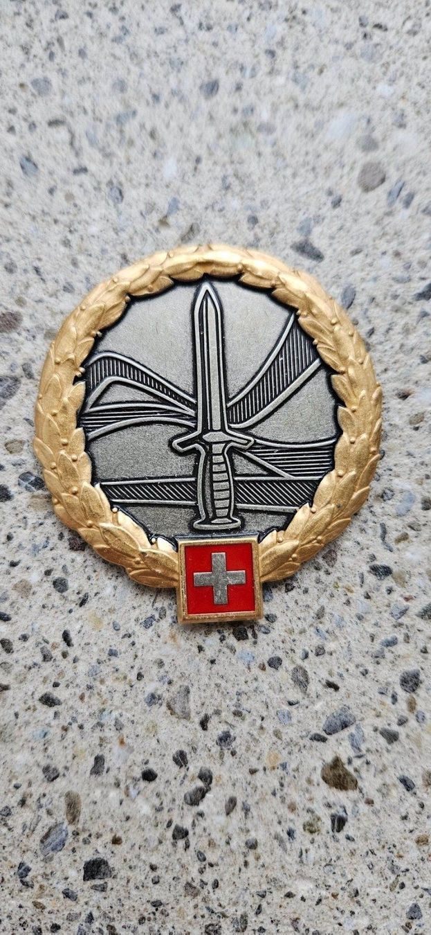 Schweizer Armee Placchette & Badge: *** Beretemblem Gold Offizier Schweizer Armee *** – Nuovo e nell'imballaggio originale da Riedholz venduto da fr_sIruP