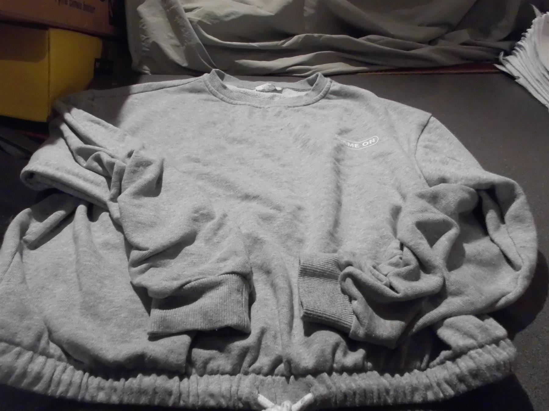 Pullover & Sweatshirts: Pullover Grösse S, Clockhouse, grau – Gebraucht aus Zürich von Motzkuh