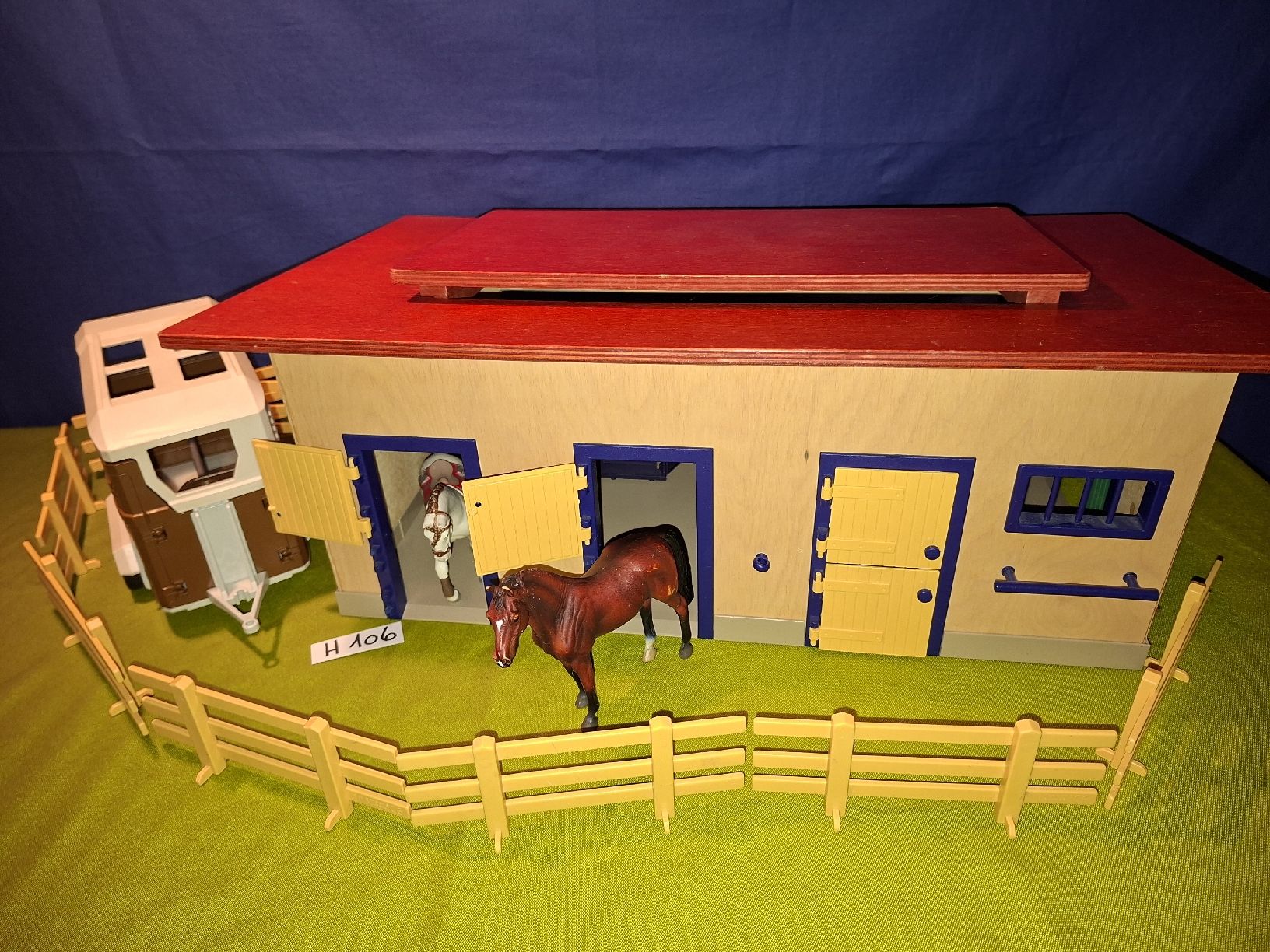 Schleich Spielzeuge: Schleich Holzstall,Pferdeanhänger H106 – Gebraucht aus Aarberg von Fink010