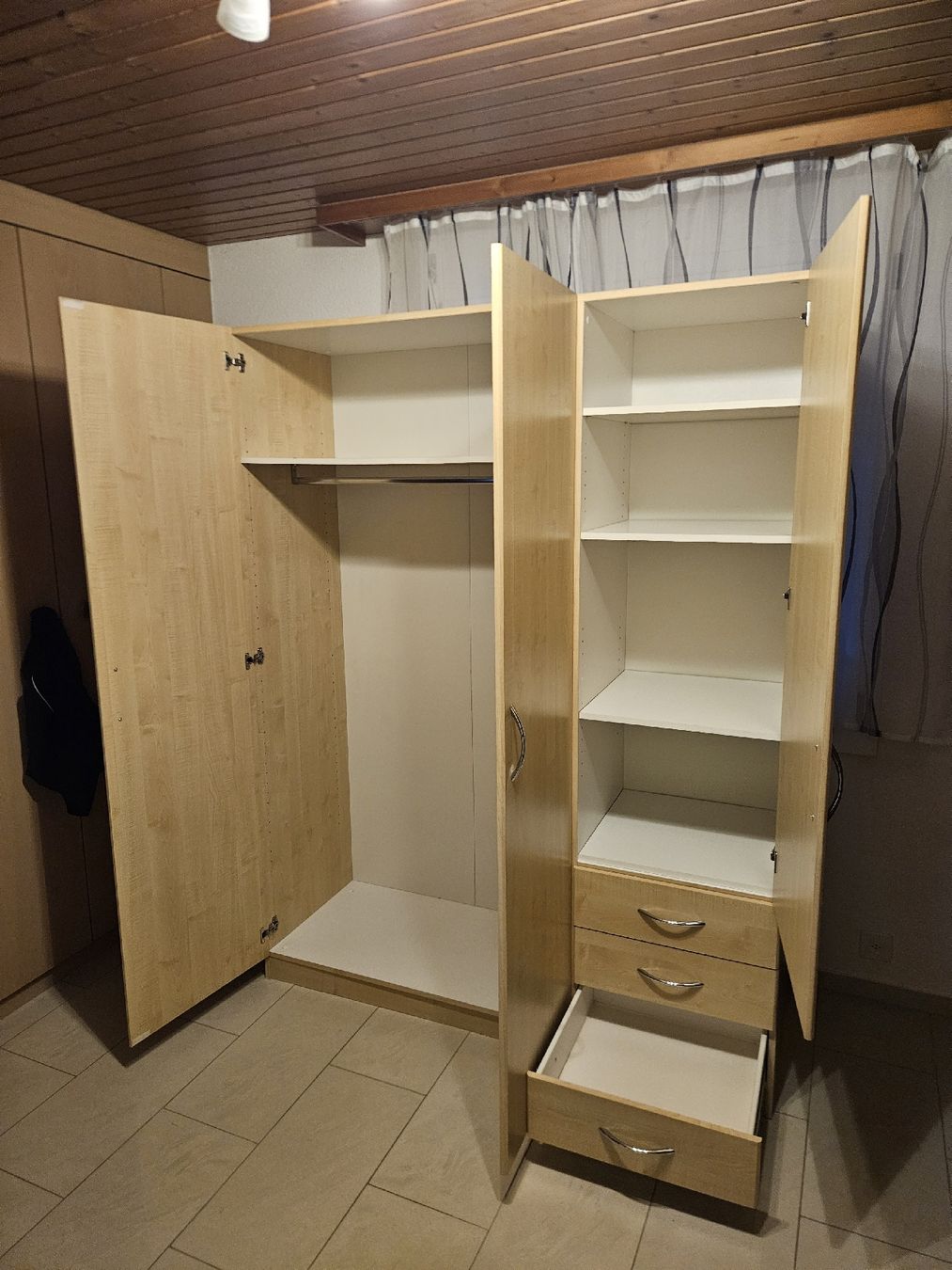 Armoires: Kleiderschrank  – D'occasion à St. Erhard par Allnightlong 1