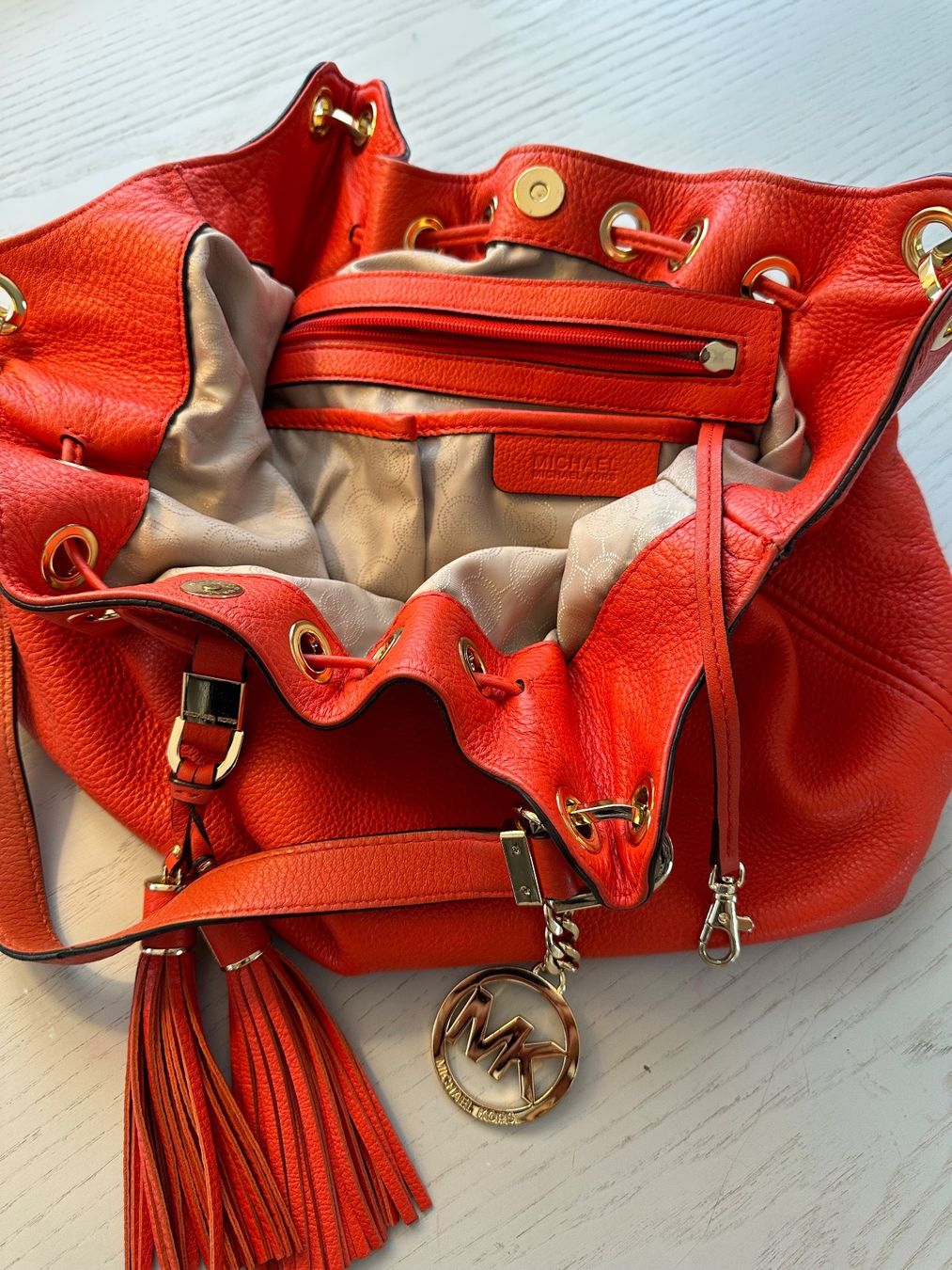 Michael Kors Taschen für Damen: Rote Orange MK Handtasche Leder Beuteltasche (Medium) – Gebraucht aus Hurden von rac_wyf8 5