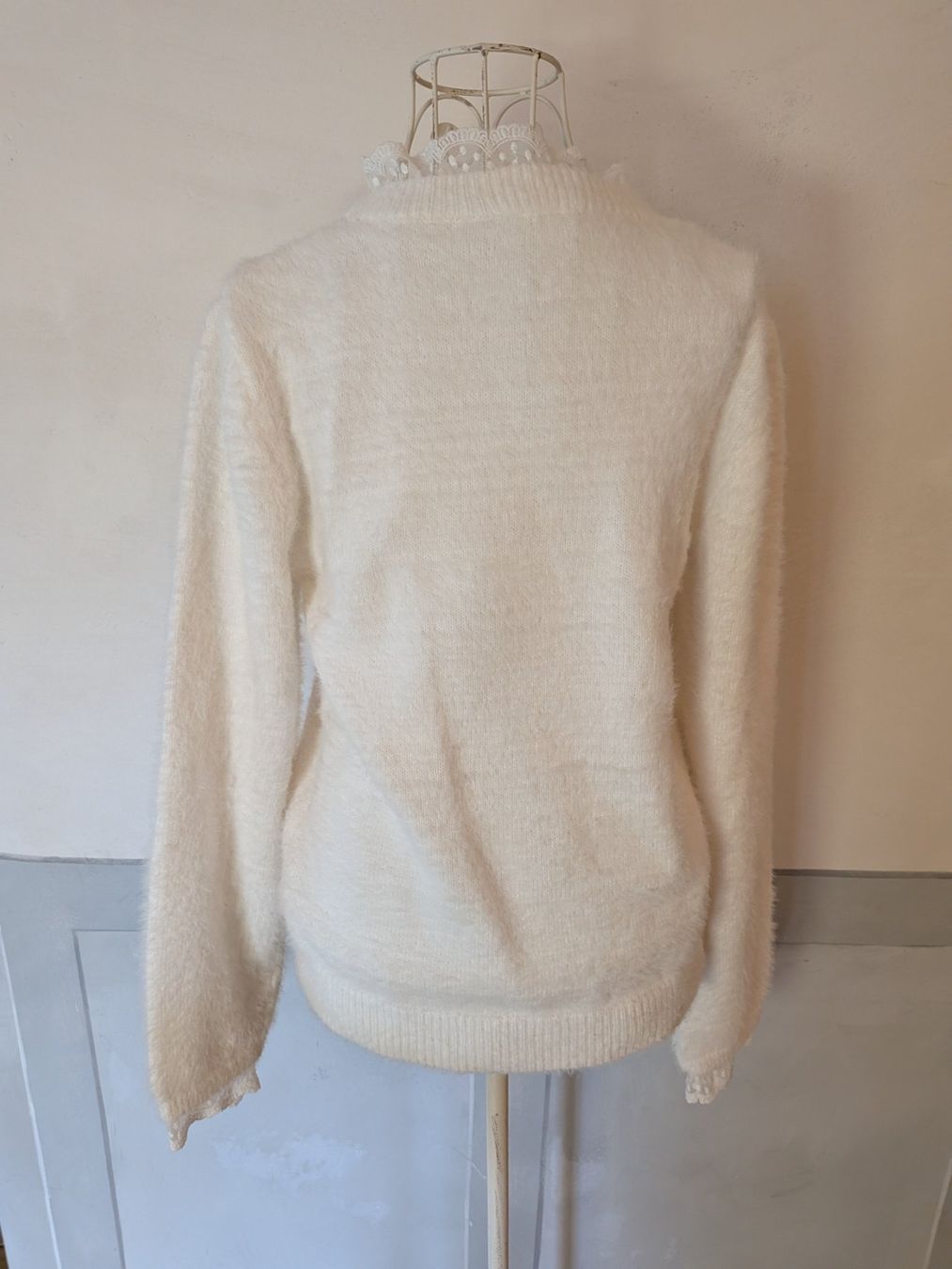 Maglioni & Felpe: Warmer Pulli weiss mit Rüschen - Grösse L – Usato da Dietfurt venduto da Subforce1853 2