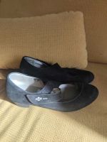 Waldläufer Halbschuh schwarz mit Klettverschluss getragen