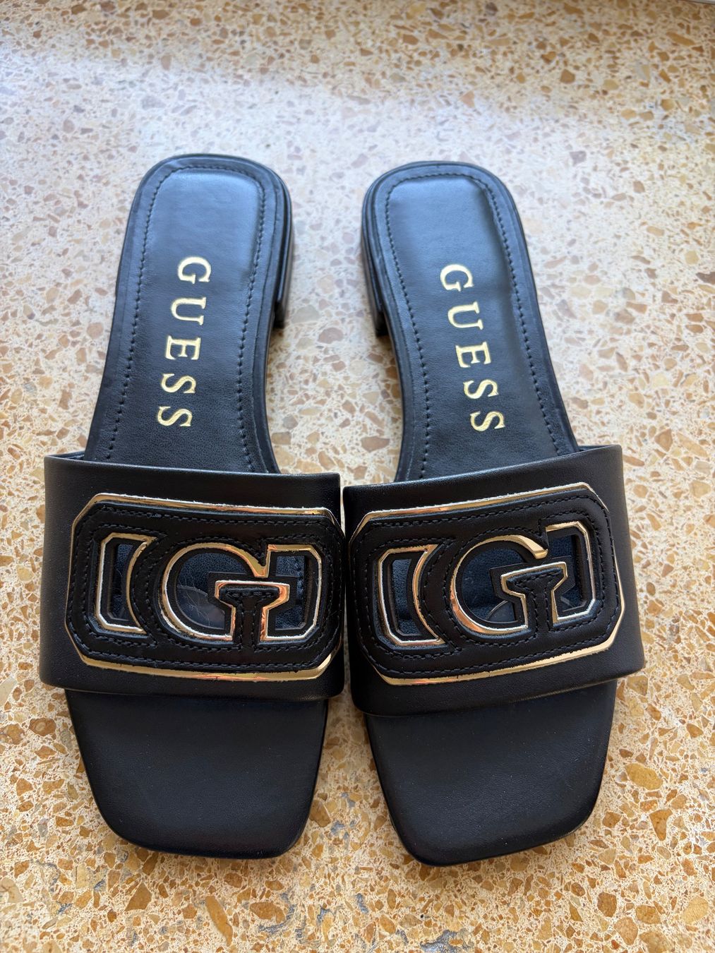 Guess Damenschuhe: Guess Pantolette black/gold – Neu (gemäss Beschreibung) aus zürich von sunnyredchilli 1