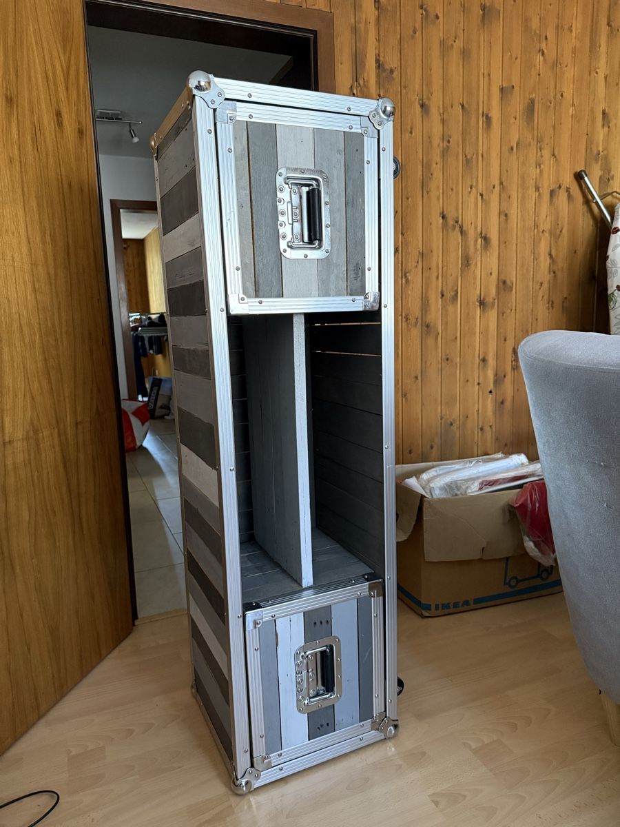 Mobili TV: Flightcase Regal gebraucht mit Rollen und Griffen – Usato da Gisikon venduto da rah_hk9z 1