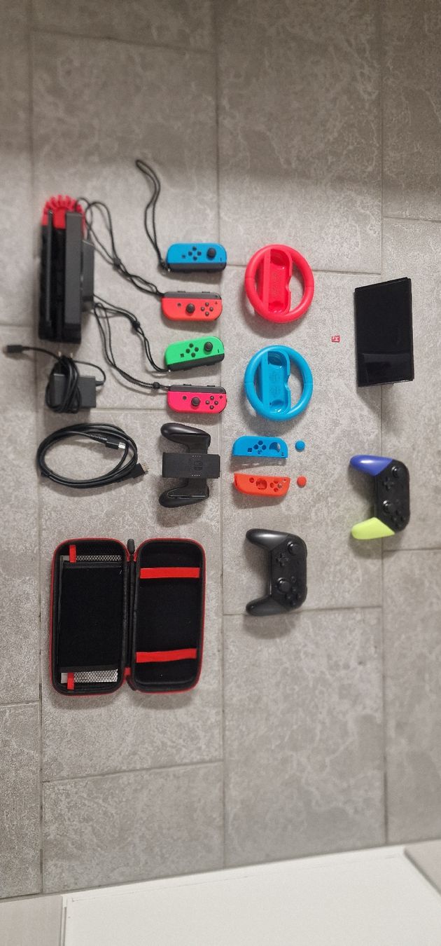 Nintendo Konsolen: Nintendo Switch Zubehör und Spiele Konsole Bundle – Neu (gemäss Beschreibung) aus Steinhausen von NaDaLe17