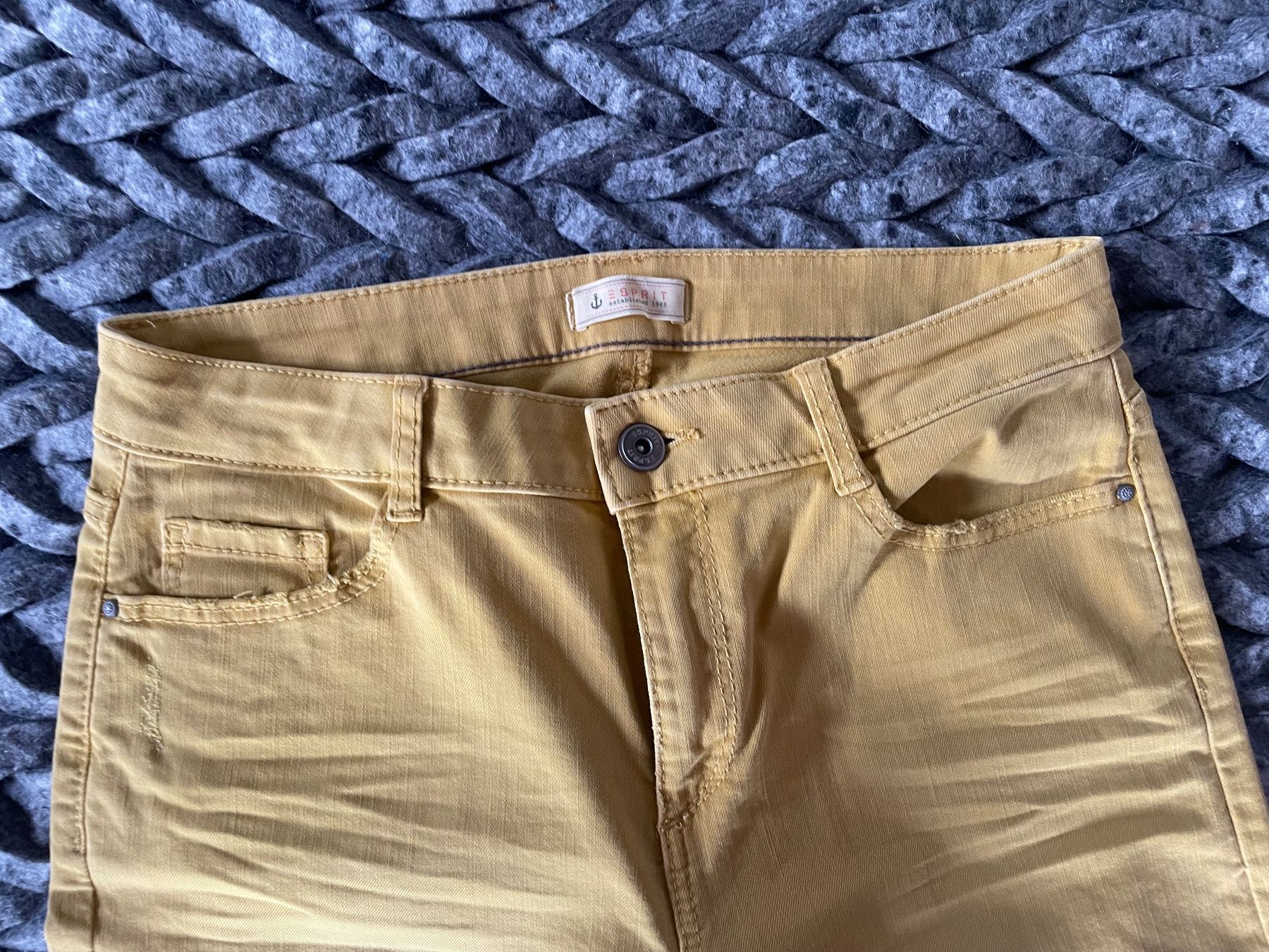 Esprit Jeans: Sonnengelbe Esprit Jeans, Grösse 36, USED-LOOK – Usato da Coldrerio venduto da Theres2004 2