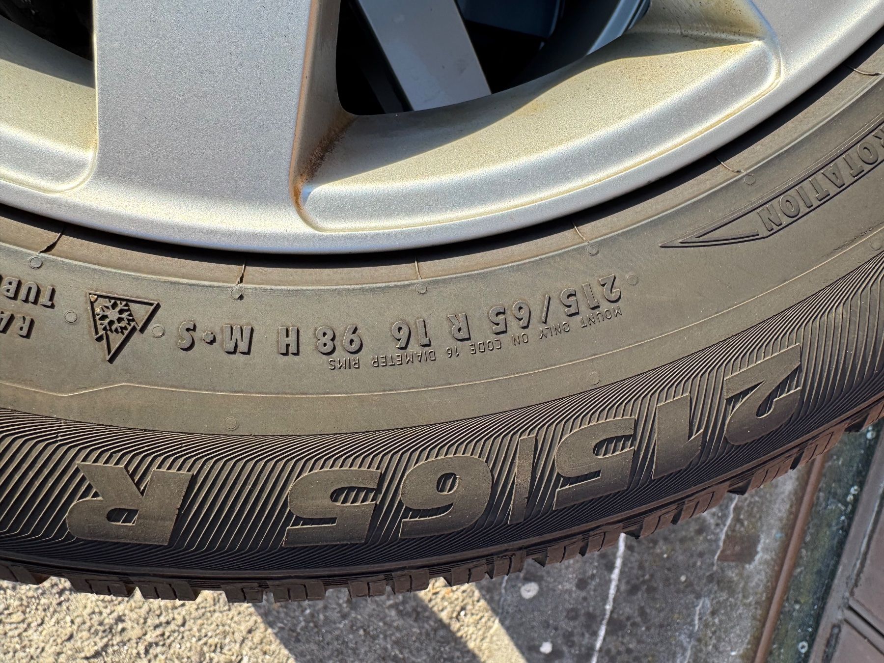 Pneumatici & Ruote complete: Audi Q3 Winter Kompletträder – Usato da Rotkreuz venduto da garage-wismer-ag 1