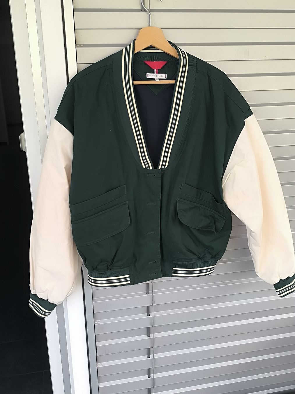 Tommy Hilfiger Jacken: Jacke Tommy Hilfiger  – Neu (gemäss Beschreibung) aus Oftringen von Lejaleja