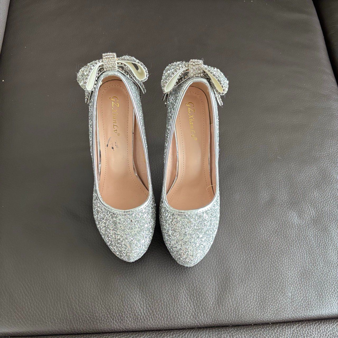 Scarpe da donna: Glitzernde Damenschuhe mit Schleife, Silber, Grösse 37 – Usato da Thalwil venduto da Arleen