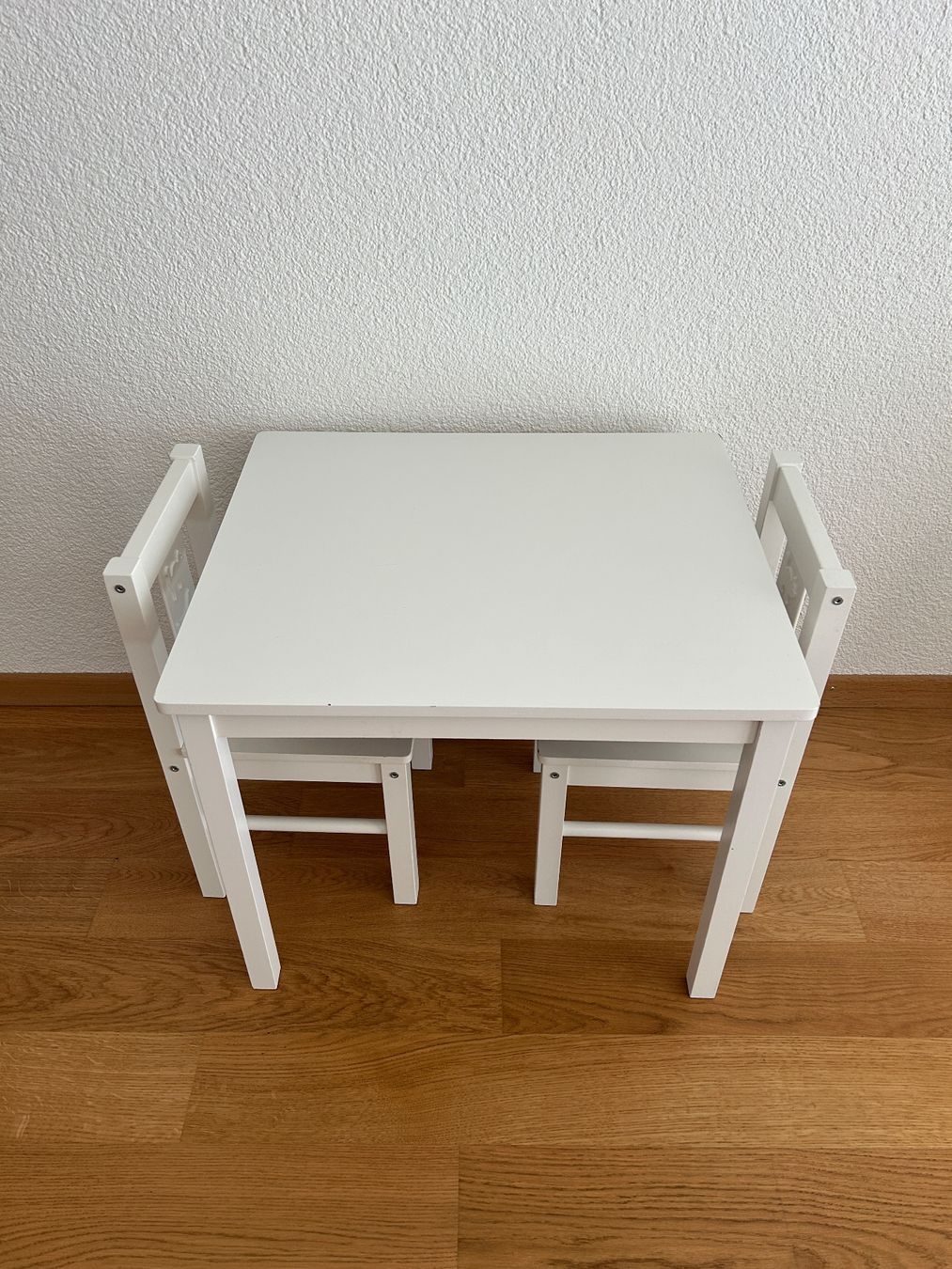 Ikea Set de table et chaises: Kindertisch mit 2 Stühlen - KRITTER – D'occasion à Nidau par kup_rl85