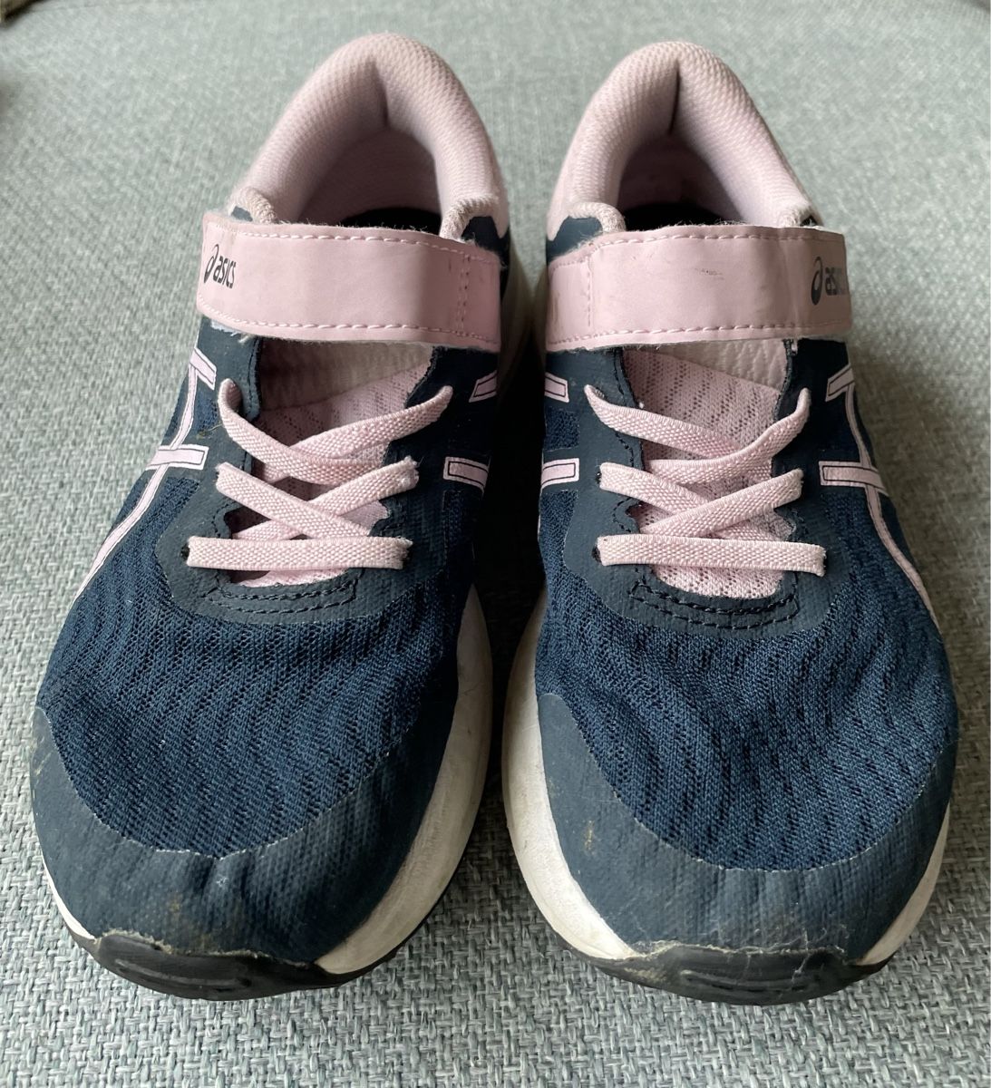 Asics Schuhe für Mädchen: Asics Turnschuhe Gr. 35 – Gebraucht aus Dinhard von Zoar7