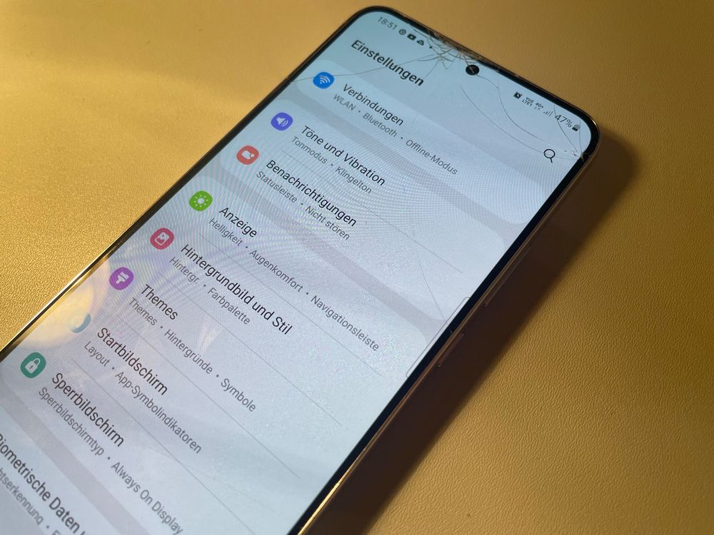 Samsung S22+ 256GB mit Wireless Charger Trio + 32GB SD Karte Kaufen