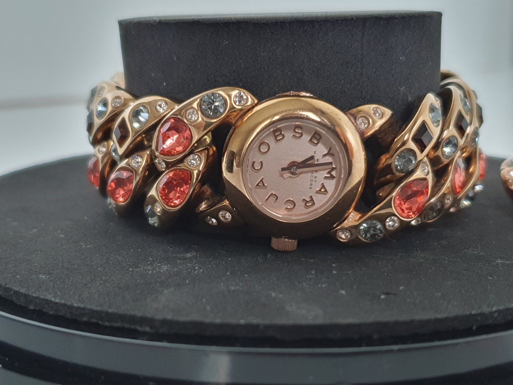 Marc Jacobs Uhren: Marc Jacobs Uhr Multicolor Bracelet Watch MBM 3145 – Gebraucht aus Wängi von Pambola