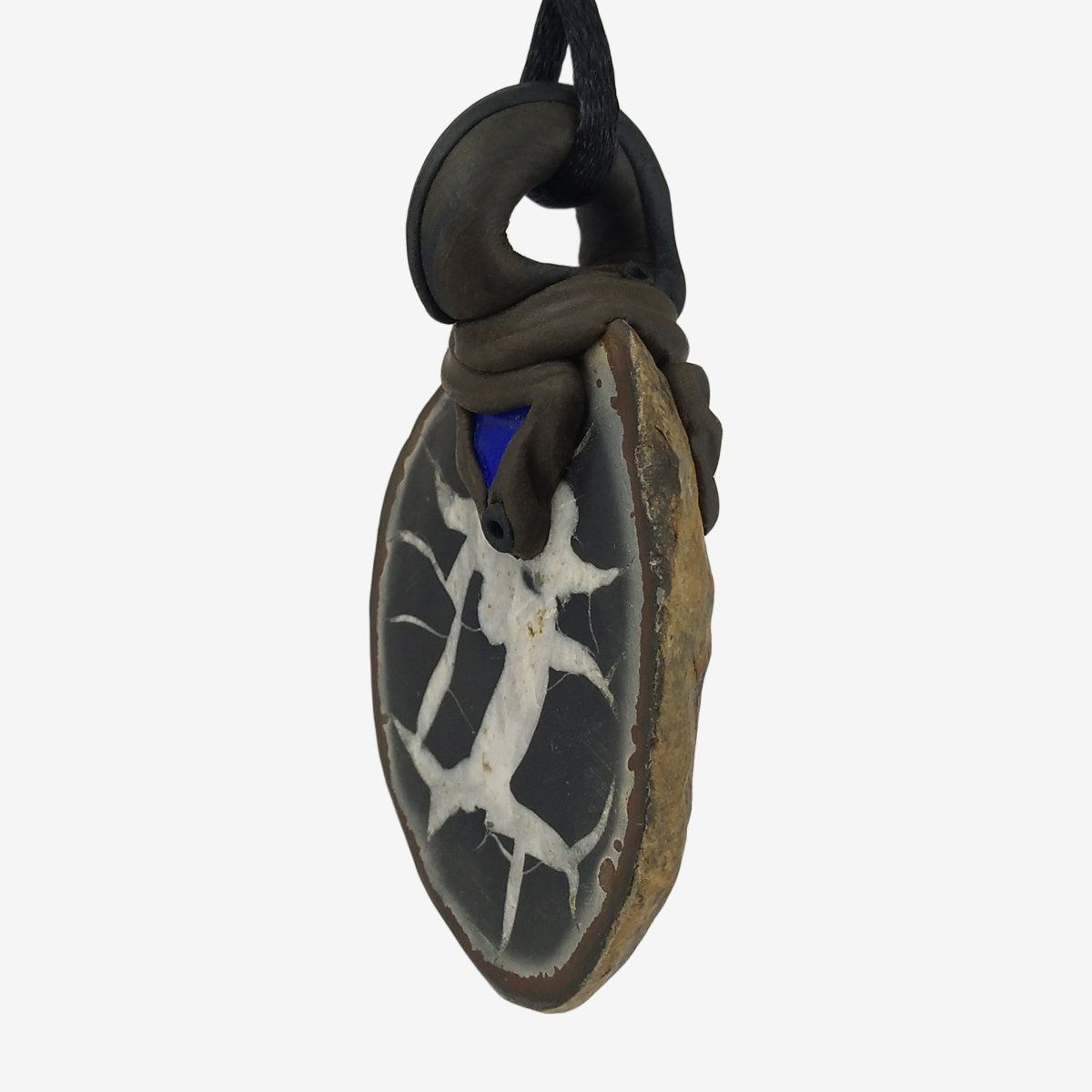 Minerali & Pietre curative: Septarie Stein Anhänger mit eingefasstem Lapislazuli – Nuovo e nell'imballaggio originale da Meilen venduto da Kaleidoskopia 1