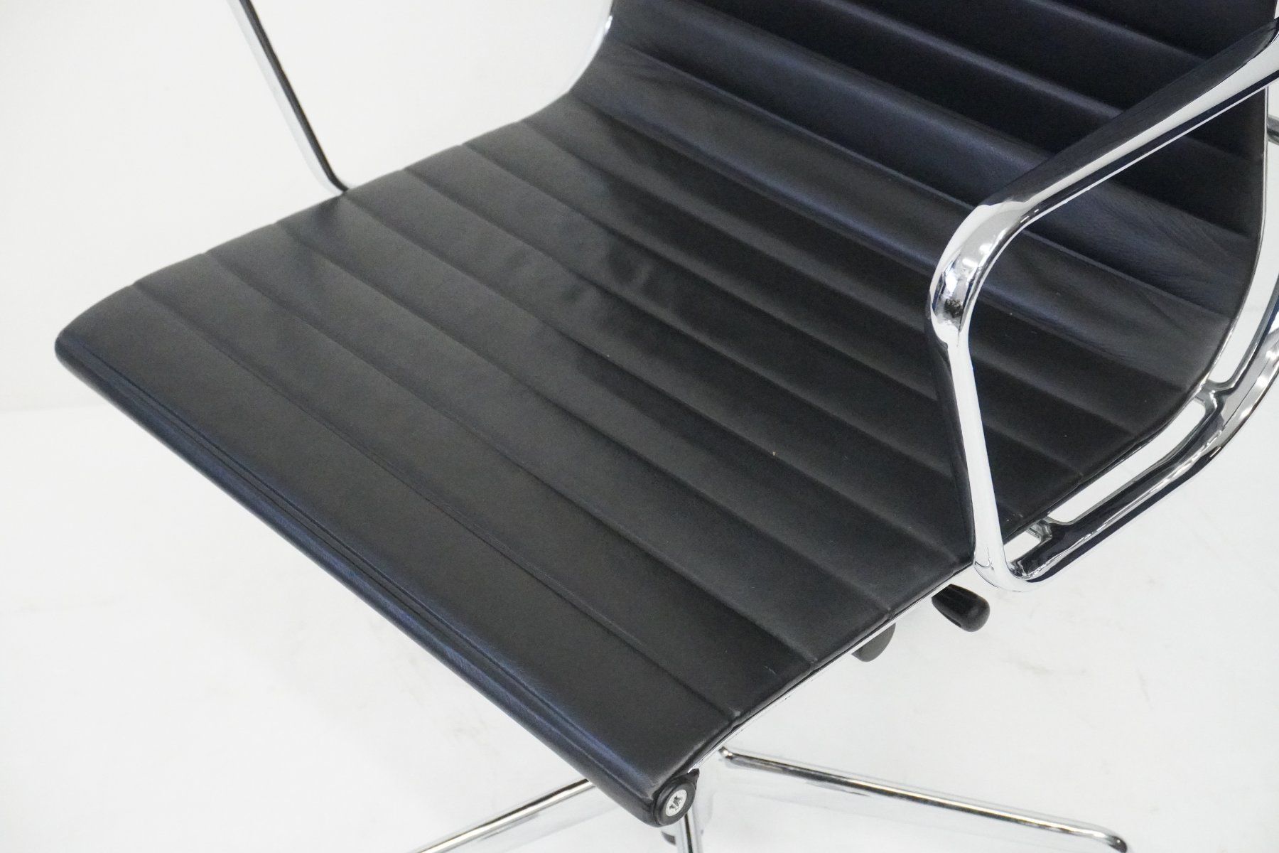 Vitra Sedie: Vitra Eames Alu Chair EA119 Leder Designklassiker – Usato da Bad Zurzach venduto da QLASSIQ 9