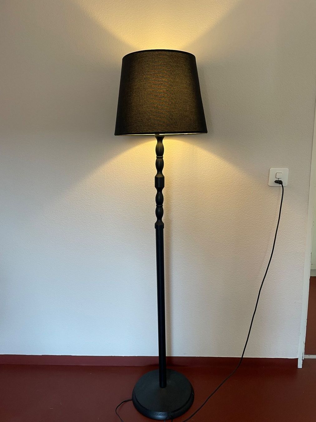 Lampes: schwarze Stehlampe – D'occasion à Niederönz par r.ingold