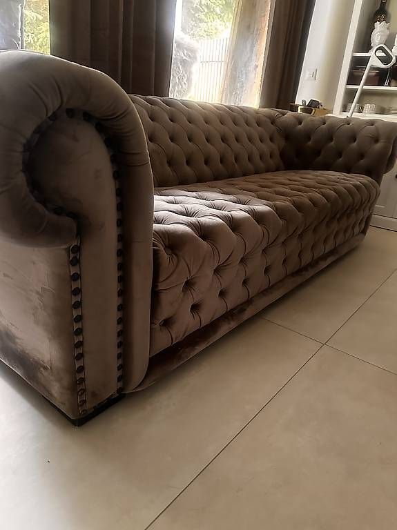 Divani: Chesterfield Sofa  – Usato da Burgdorf venduto da N.O.C.