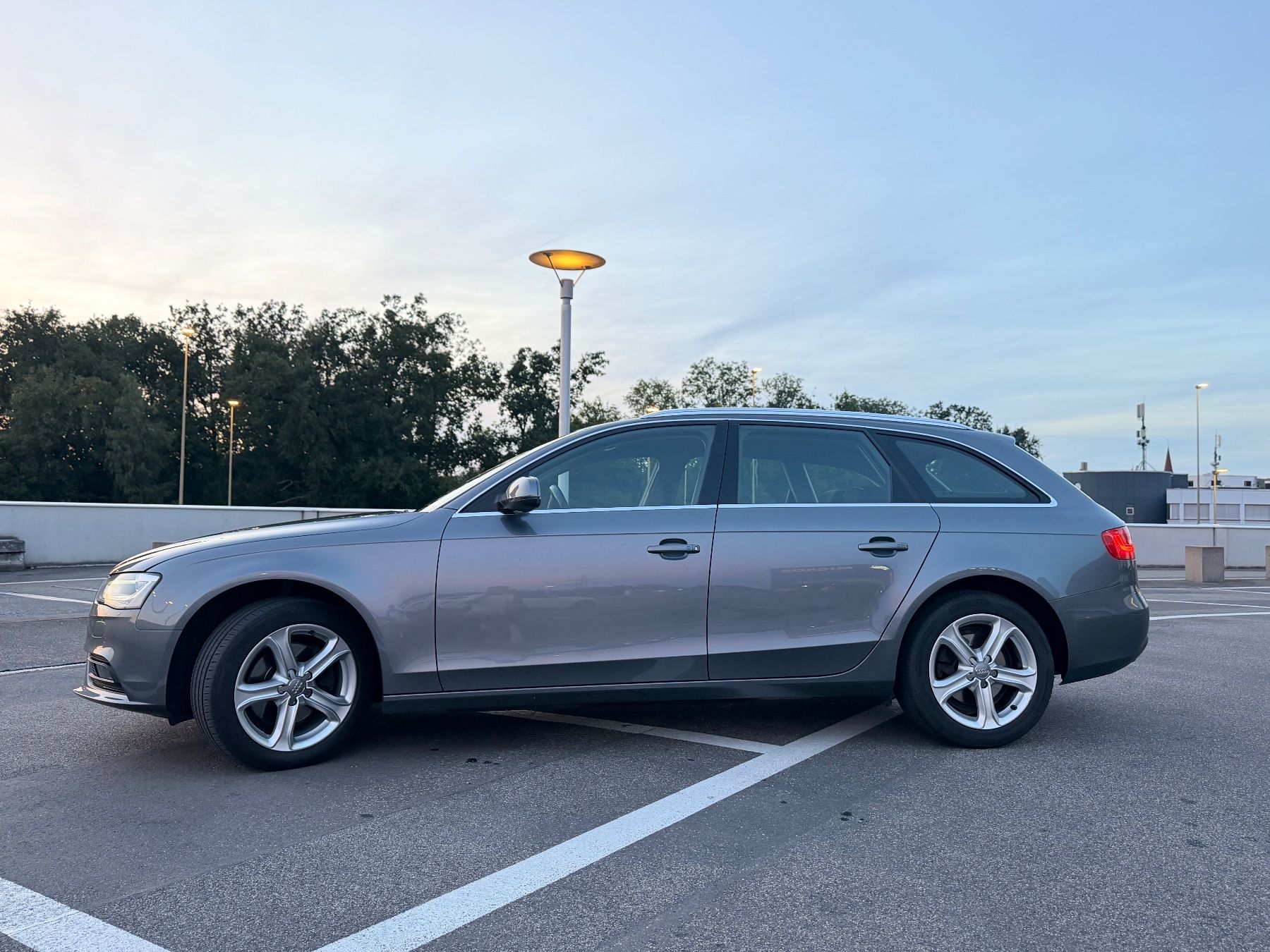 Audi Automobili: Audi A4 Avant grau, 2.0 TDI Multitronic Ambiente – Usato da Zürich venduto da fotopixel 9