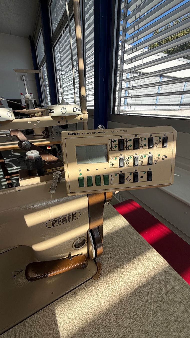 Pfaff Macchine da cucire: Pfaff Industrial Sewing Machine for thick fabrics – Usato da Fraubrunnen venduto da Tabs100 2
