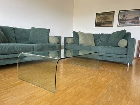 Tische: Moderner Salontisch aus gebogenem Glas – Gebraucht aus Zürich von Vichr