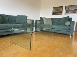 Moderner Salontisch aus gebogenem Glas