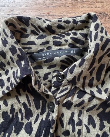 ZARA. Grüne, schwaarze Bluse mit Animal-Print. Gr. S.