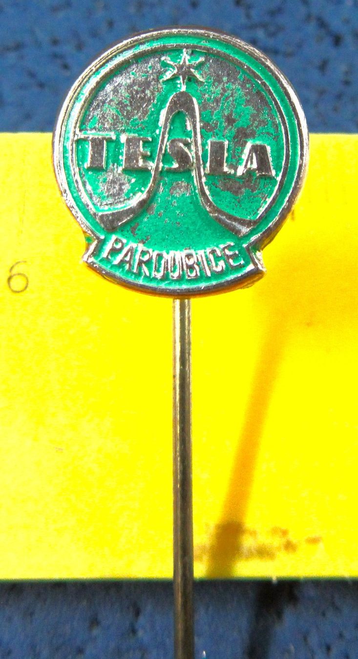 Placchette & Badge: TESLA ANSTECKNADEL SILBRIG GEPRÄGT – Usato da Ettingen venduto da Hausi4711