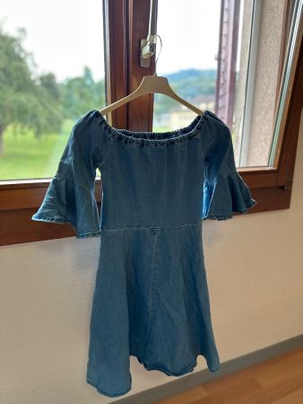 Vestito corto in denim con spalle scoperte manica a campana