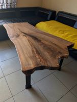 Einzigartiger Couchtisch aus Massivholz mit Baumkante!