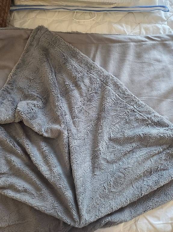 Coperte: 2x Kuscheldecke grau – Usato da Wängi venduto da Bibo4. 1