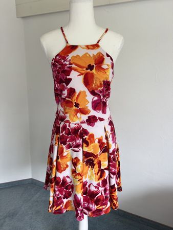 Sommerliches Kleid von Bebe mit Blumenmuster, Grösse M. (52)
