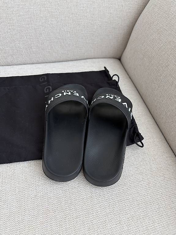 Givenchy Chaussures femmes: Givenchy Logo Slides Damen Gr. 38 – D'occasion à Lachen SZ par dar_hjg9 2