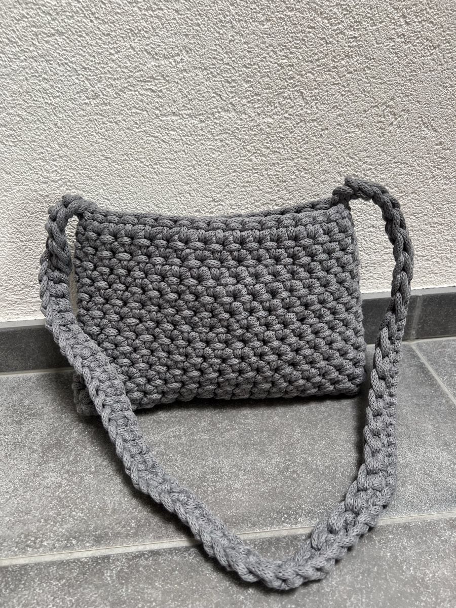 Borse da donna: Graue Selbstgehäckelte Tasche – Usato da Wettswil venduto da alstel24