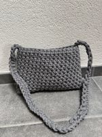 Graue Selbstgehäckelte Tasche