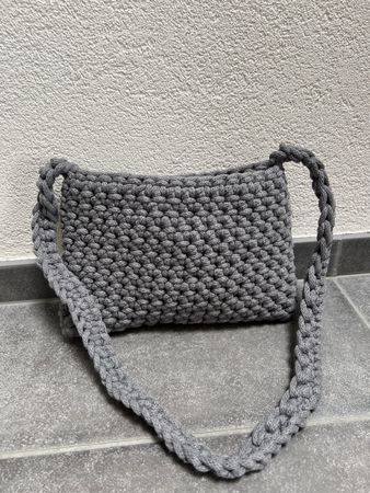 Graue Selbstgehäckelte Tasche