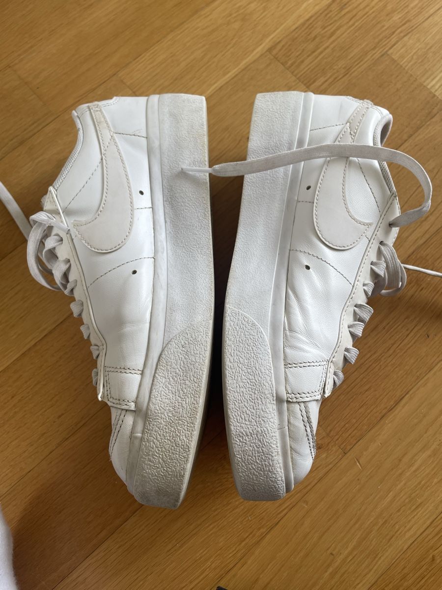 Herrenschuhe: Weisse Nike Blazer Low Damenschuhe – Gebraucht aus Glattpark(Opfikon) von rue_9c5p 2