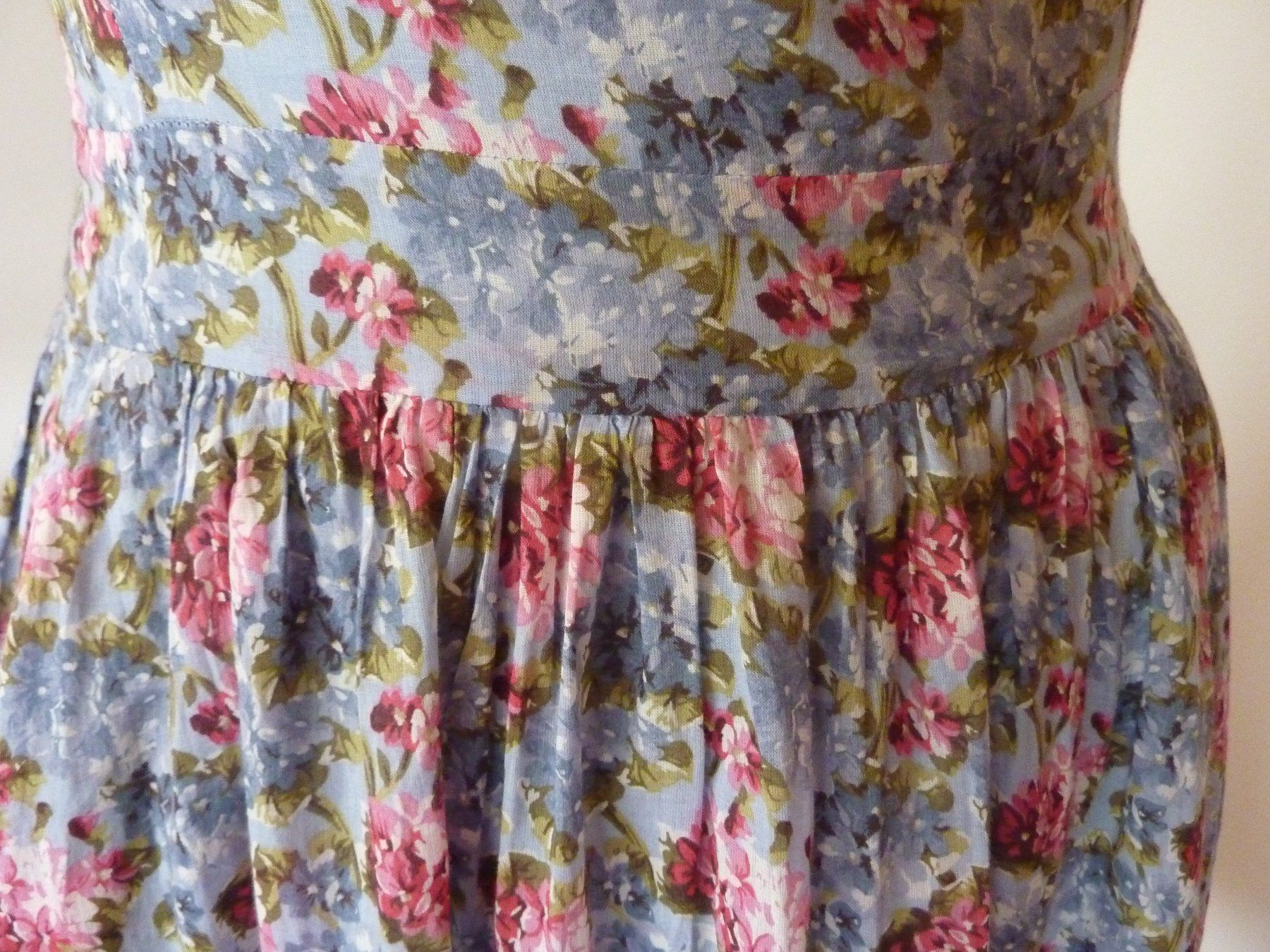 Nafnaf Kleider: leichtes Sommerkleid 34 Naf Naf – Gebraucht aus Waldstatt von Kananaskis1 2