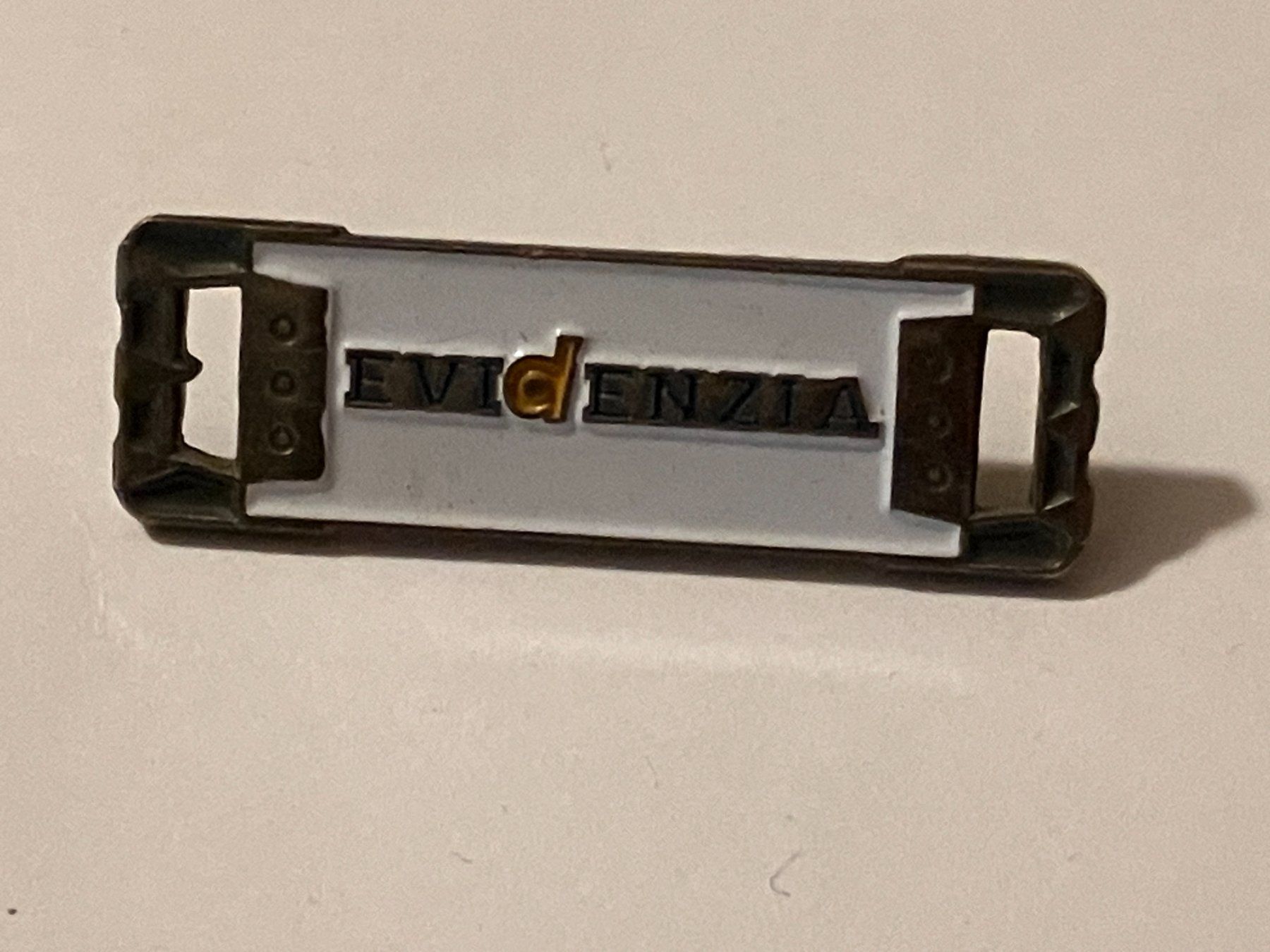 Placchette & Badge: 1 Pin Evidenzia – Usato da Basel venduto da djwwpp
