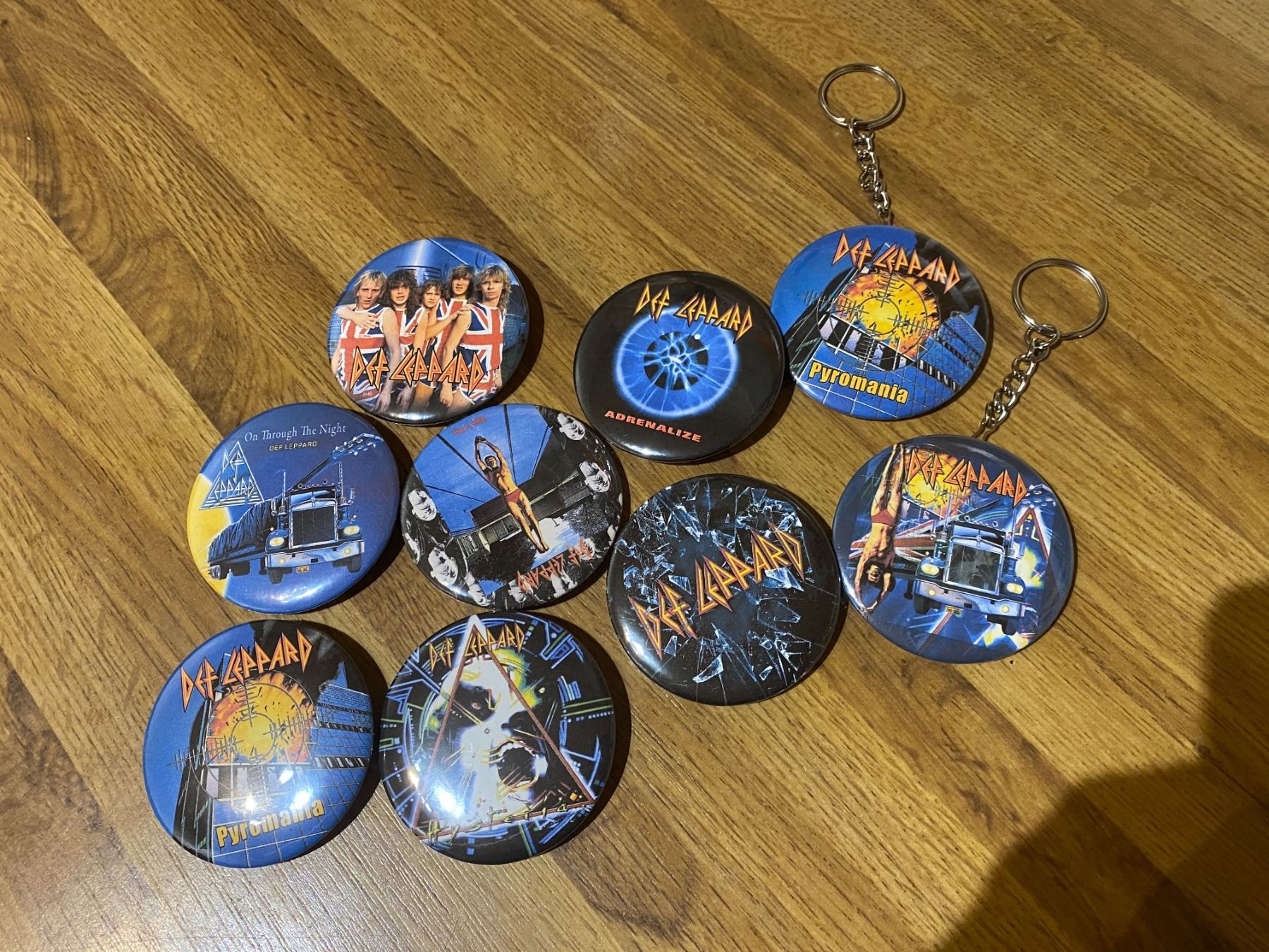 Plaketten & Abzeichen: Def Leppard- Flaschenoeffner & Ansteck Badges! – Neu (gemäss Beschreibung) aus Basel von FatCatPacksTheRatt