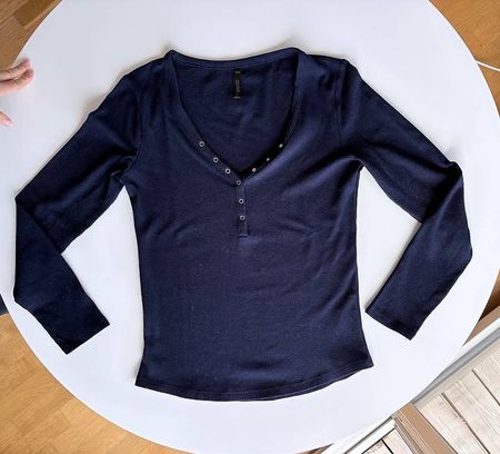 Haut à manches longues et col v bleu marine (Hunkemöller)
