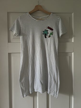 Sommerkleid Gestreift mit verschiedenen Aufnäher Gr. 158/164
