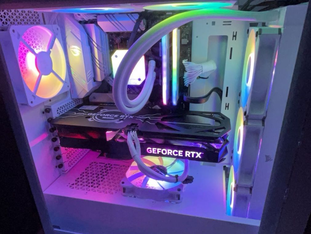 Amd PC: Setup entier RTX 4070 même pas 700H dessus – Usato da Biel/Bienne venduto da key_dcp6