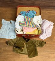 Puppenkoffer mit Kleidern, rot, guter Zustand