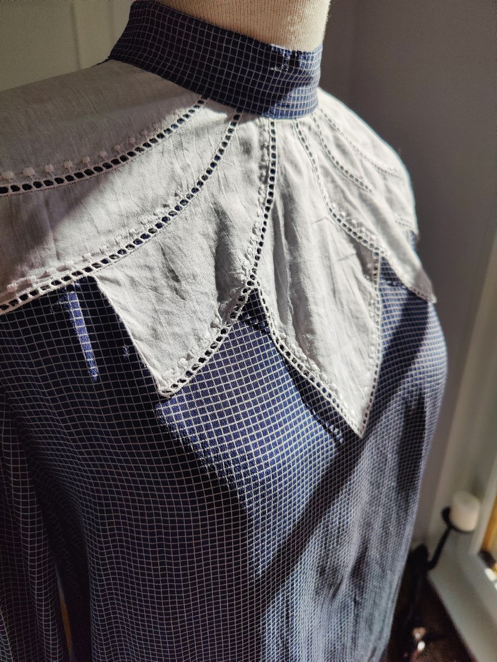 Camicette: Vintage Silk Blouse with Romantic Statement Collar – Nuovo (secondo la descrizione) da La Tour-de-Peilz venduto da dAutrefois 8