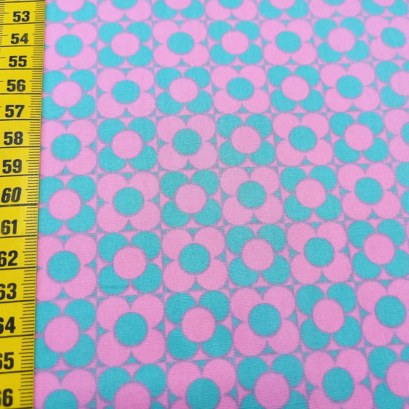 Stoffe: Beschichtete Baumwolle Retro-Blumen pink/mint – Neu und originalverpackt aus Winterthur von Kimbana 1