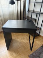 Kleiner schwarzer Tisch mit Schublade