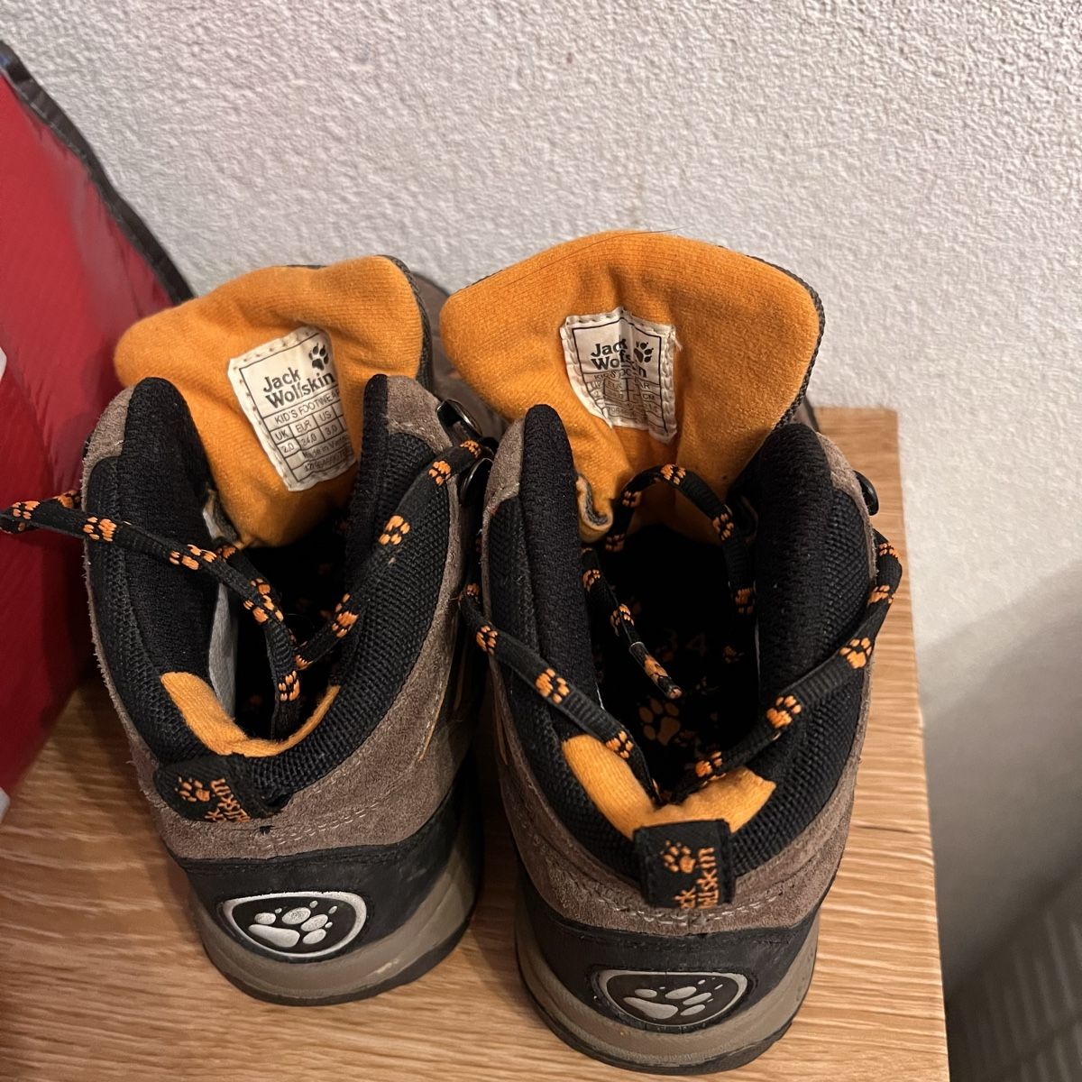 Scarpe per ragazzi: Chaussures de randonnée robustes taille 34 – Usato da Riddes venduto da Elina. 1
