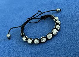 Glänzendes Armband mit weissen Kristallen, verstellbar