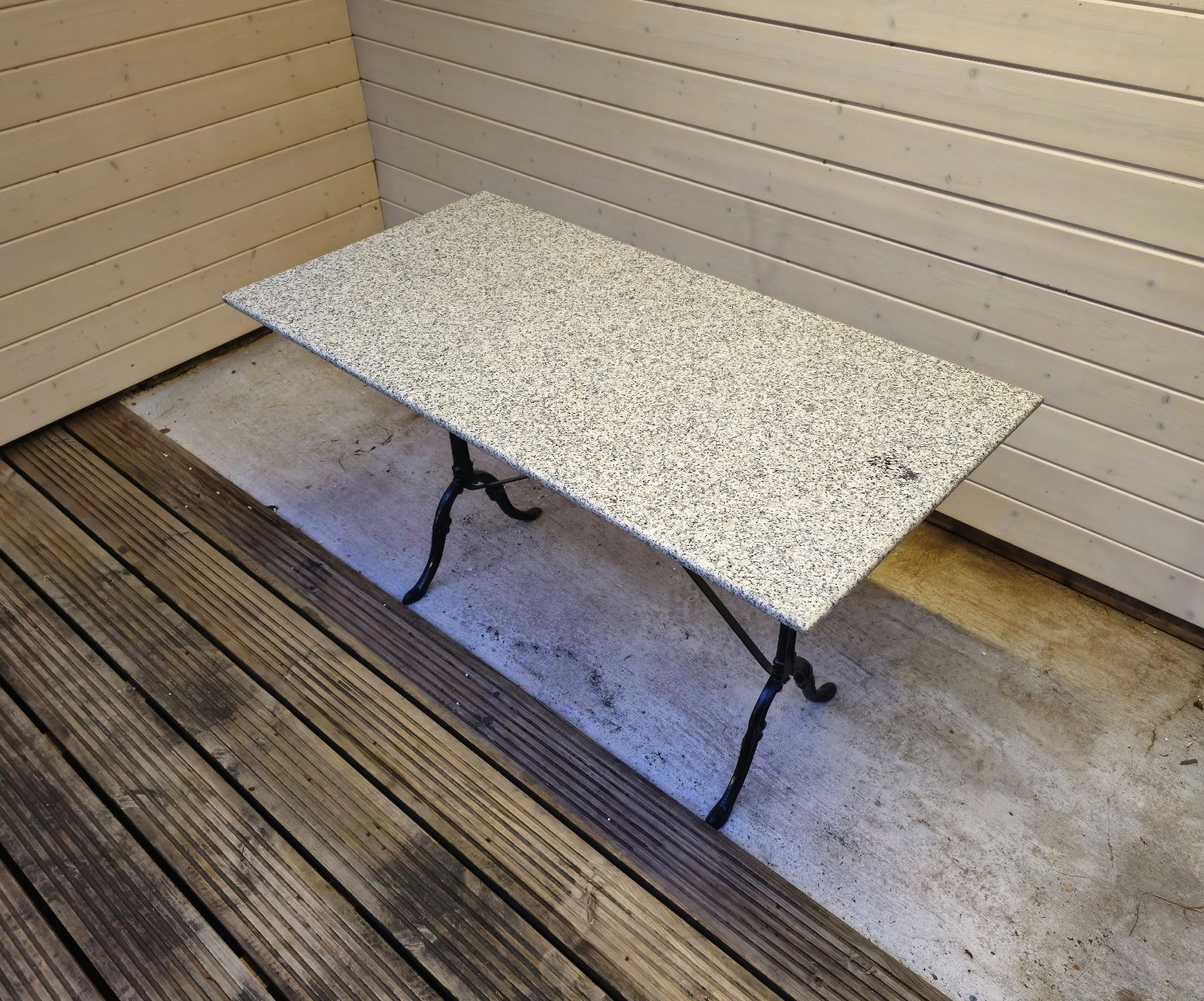 Tavoli: Granittisch mit Gusseisenfuss – Usato da Etzgen venduto da VierRingeA6